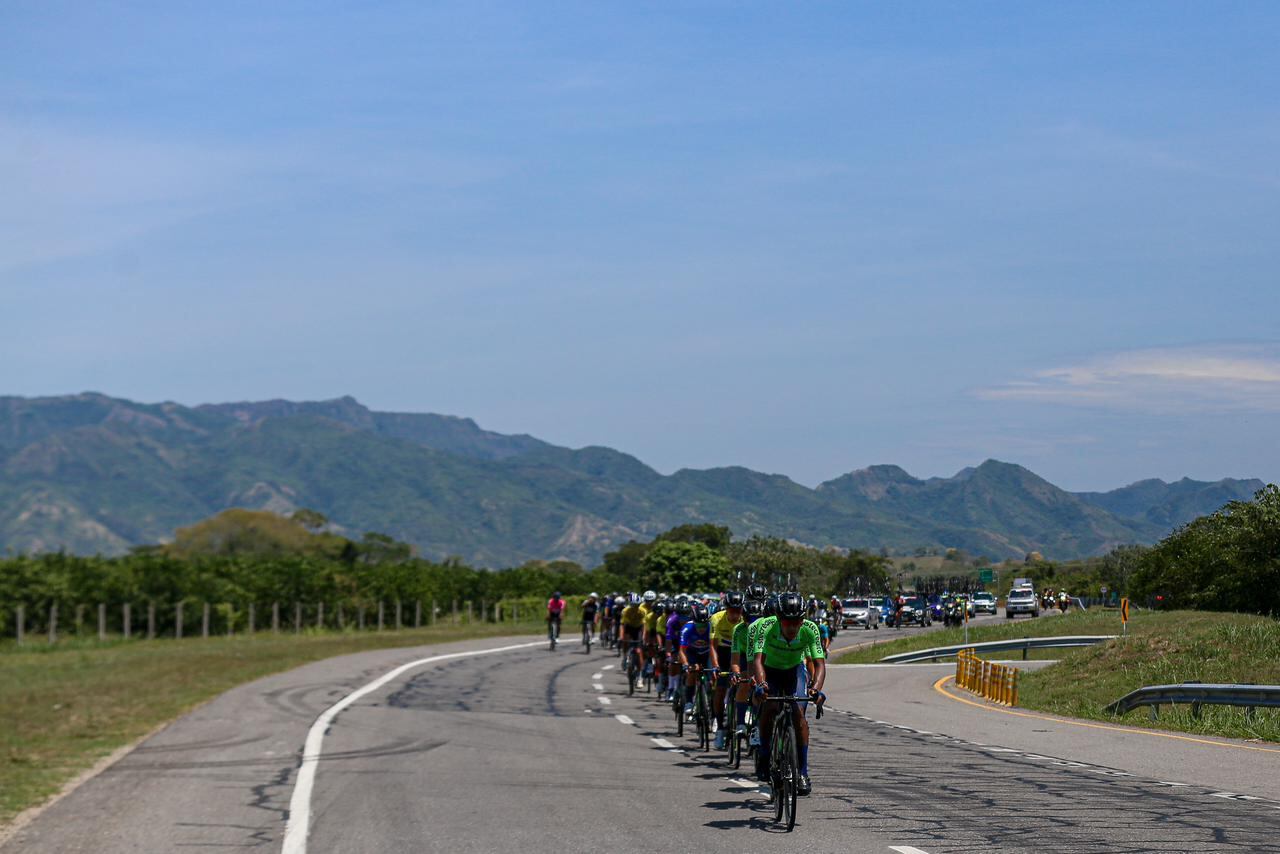 Ciclistas del Clásico RCN por las vías de Colombia.