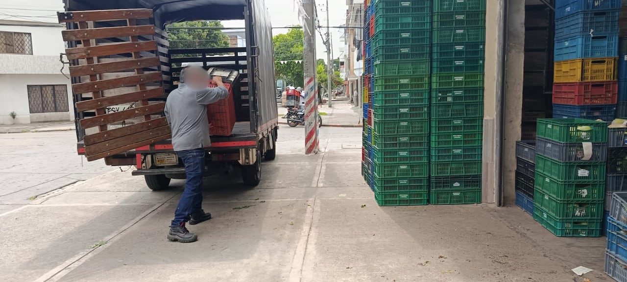 El cargue y descargue de mercancía en la zona ha sido señalado como causa de los bloqueos reportados.
