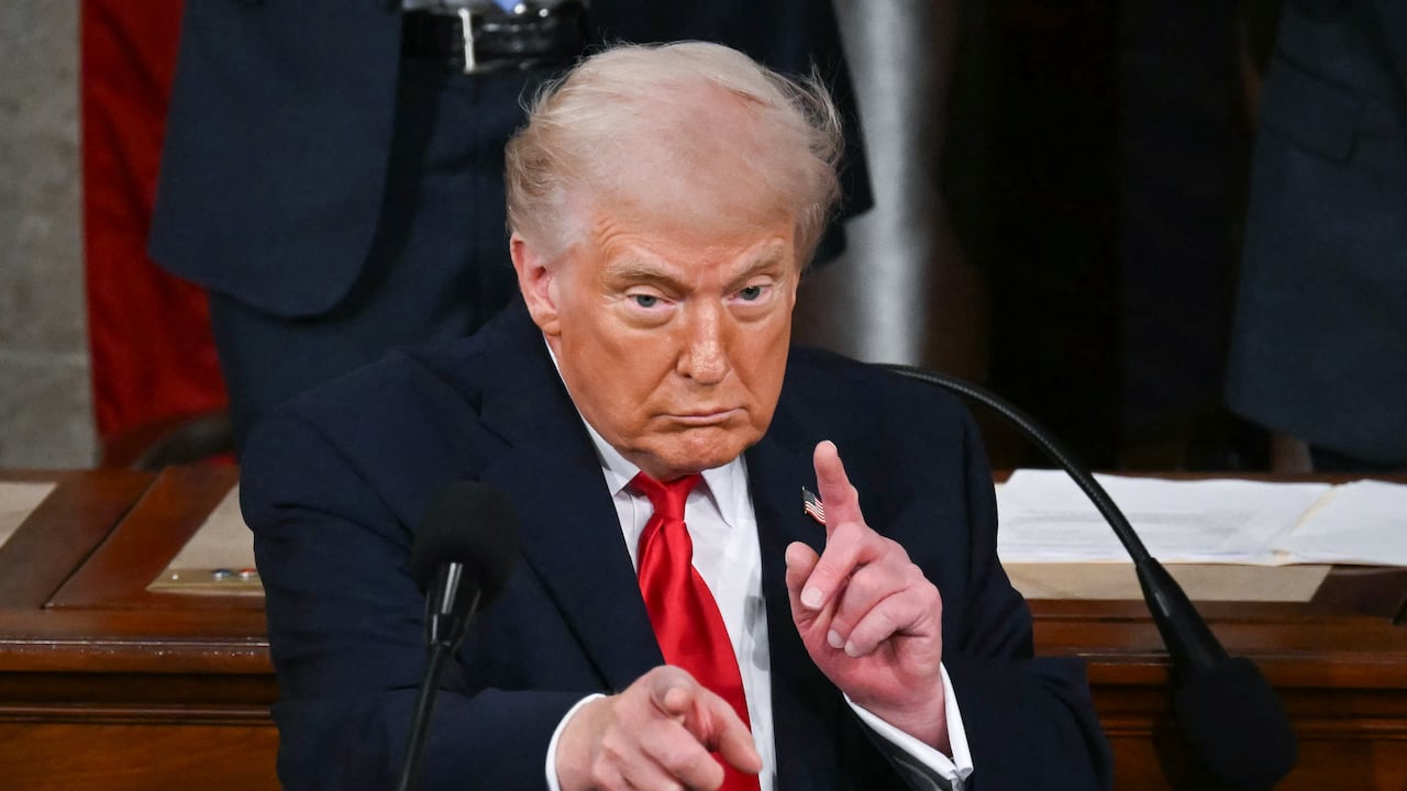 El presidente de Estados Unidos, Donald Trump, hace un gesto mientras pronuncia su discurso sobre el Estado de la Unión en la Cámara de Representantes del Capitolio de Estados Unidos.