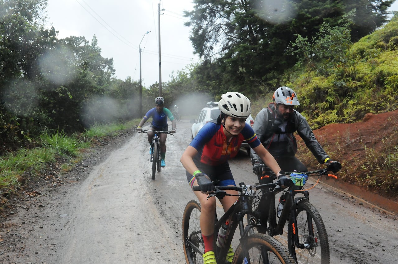 Afición: Más de 800 ciclo montañista del sur occidente colombiano participaron de la segunda Fusión "La Ruta del Colibrí", entre Cali, La Castilla, La Elvira, La Paz y Dapa. foto José L Guzmán, El País, oct 7-23