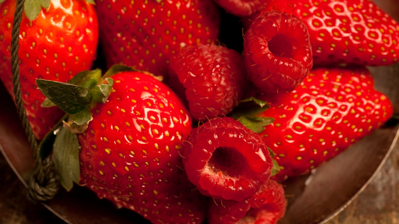 Las fresas y el bicarbonato de sodio pueden ayudar a exfoliar los dientes.