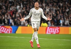 El delantero francés #09 del Real Madrid, Kylian Mbappé, celebra tras marcar su tercer gol durante la Liga de Campeones de la UEFA.