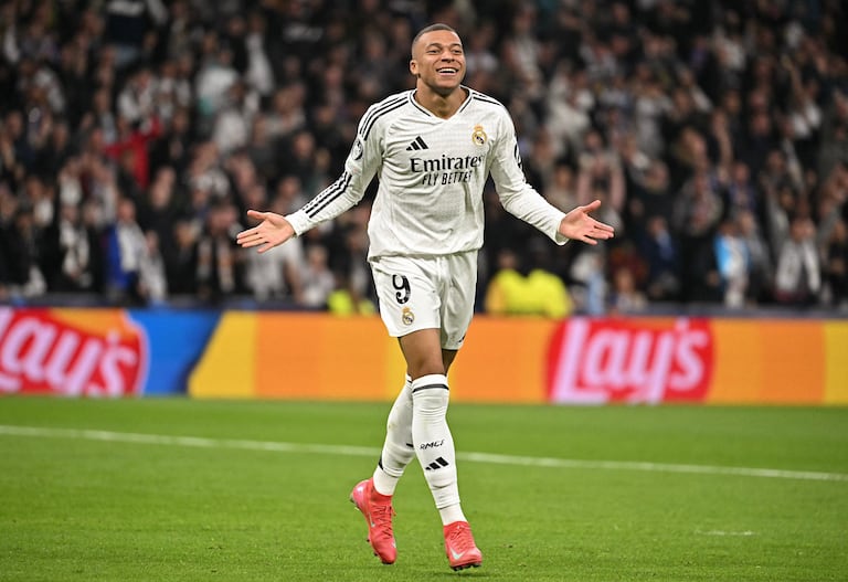 El delantero francés #09 del Real Madrid, Kylian Mbappé, celebra tras marcar su tercer gol durante la Liga de Campeones de la UEFA.
