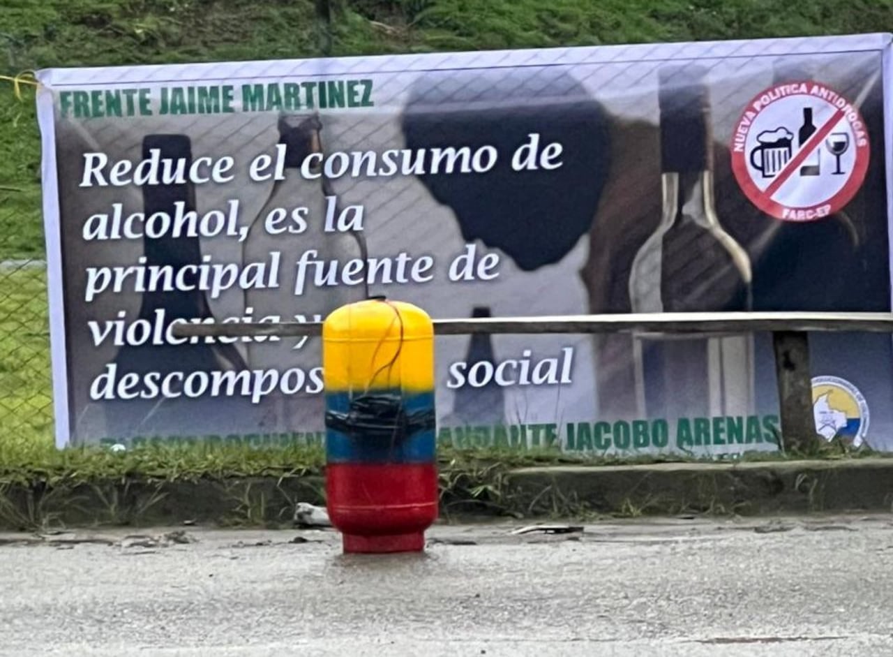 Los alzados en armas también ubicaron cilindros, al parecer con explosivos, en los accesos viales al casco urbano de Suárez, Cauca.