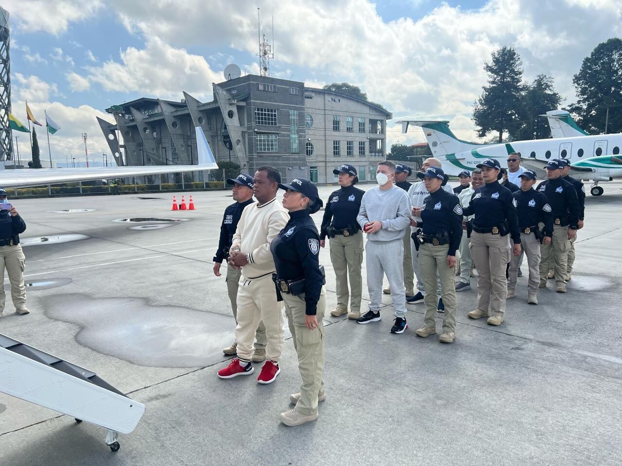 Los ocho ciudadanos colombianos eran requeridos por ese país por los delitos de narcotráfico y concierto para delinquir.