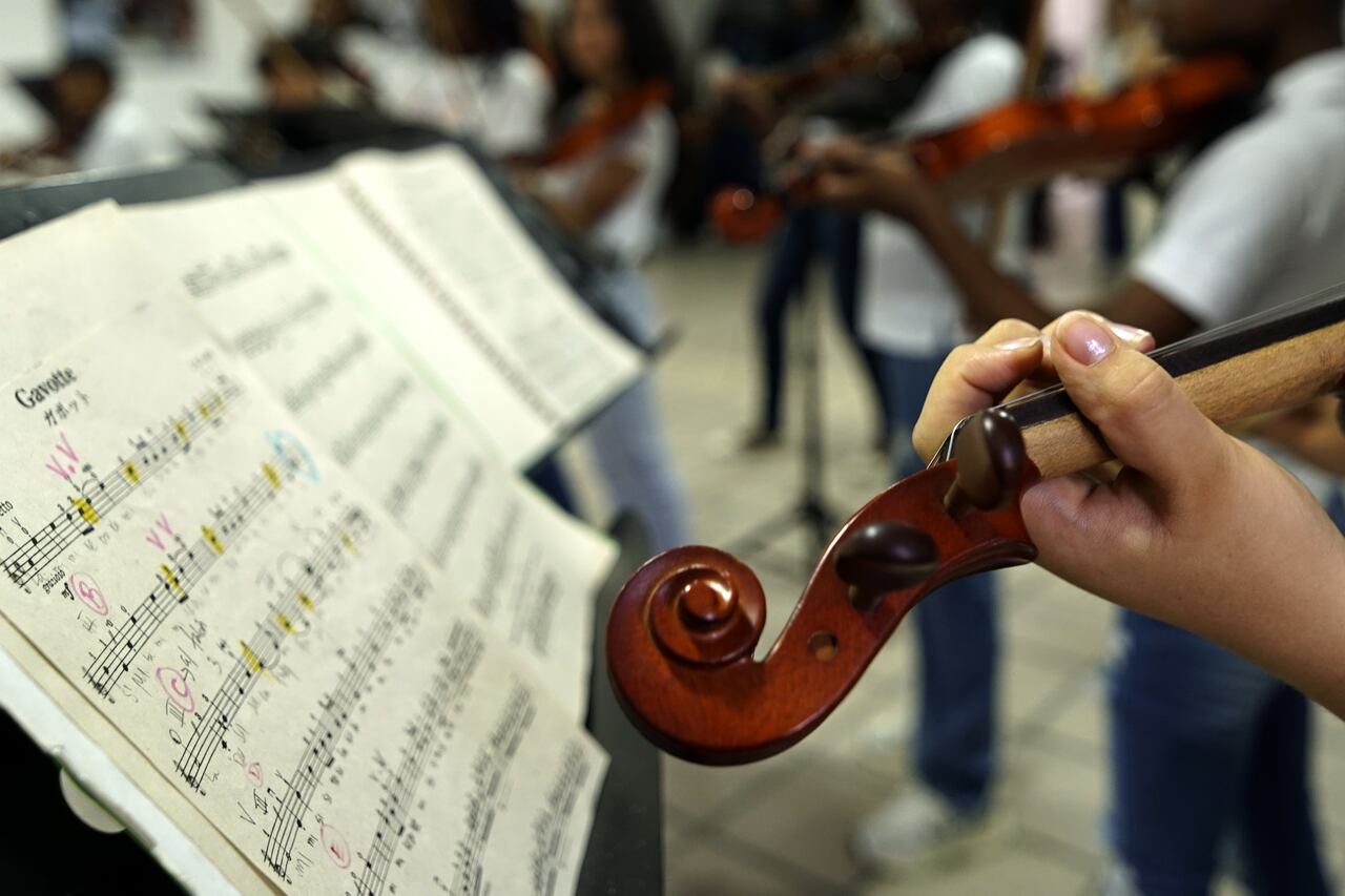 Con una propuesta, de escuelas de música a través de violines, Carvajal y Propal, ayudan a niños de Puerto Tejada, en el norte del Cauca, para tratar de minimizar los riesgos y la vulnerabilidad social de este municipio, azotado por las bandas criminales y el microtráfico. Foto Jorge Orozco.