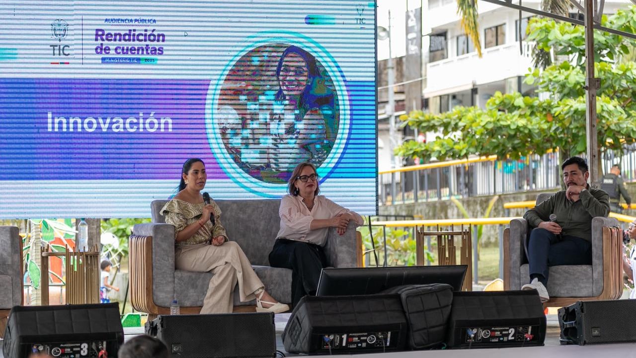 La ministra TIC, Carina Murcia Yela, lideró la Audiencia Pública de Rendición de Cuentas 2025 desde el malecón del río Atrato, en Quibdó, junto a los viceministros de la entidad.