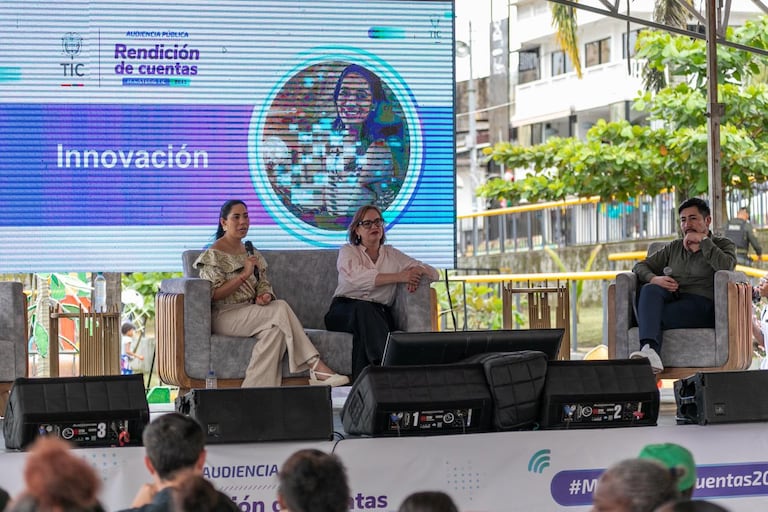La ministra TIC, Carina Murcia Yela, lideró la Audiencia Pública de Rendición de Cuentas 2025 desde el malecón del río Atrato, en Quibdó, junto a los viceministros de la entidad.