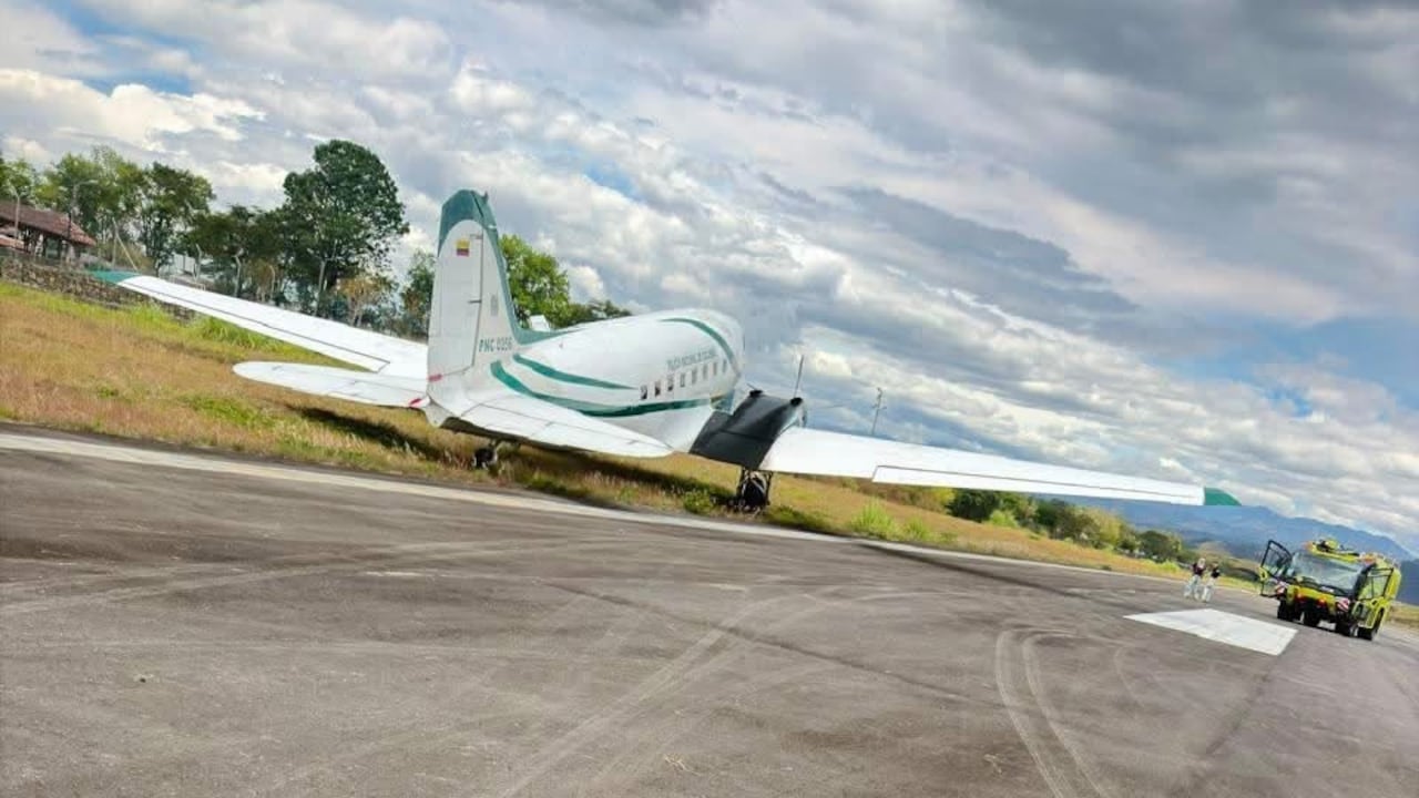 La aeronave de la Policía Nacional terminó fuera de la pista durante la maniobra de aterrizaje en el aeropuerto Guillermo León Valencia de Popayán.