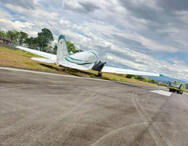 La aeronave de la Policía Nacional terminó fuera de la pista durante la maniobra de aterrizaje en el aeropuerto Guillermo León Valencia de Popayán.