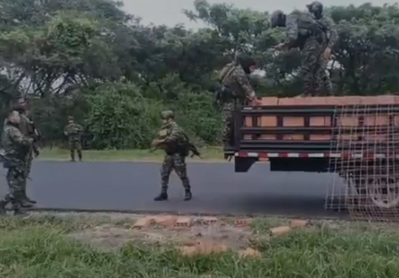 El operativo fue realizado por integrantes del Ejército en coordinación con la Policía, en un puesto de control sobre la vía Panamericana, a la altura de Puerto Tejada.