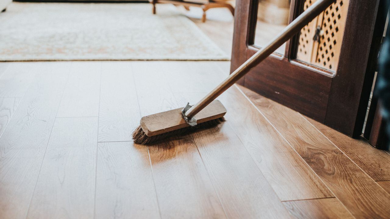 Uso y desgaste de una escoba.