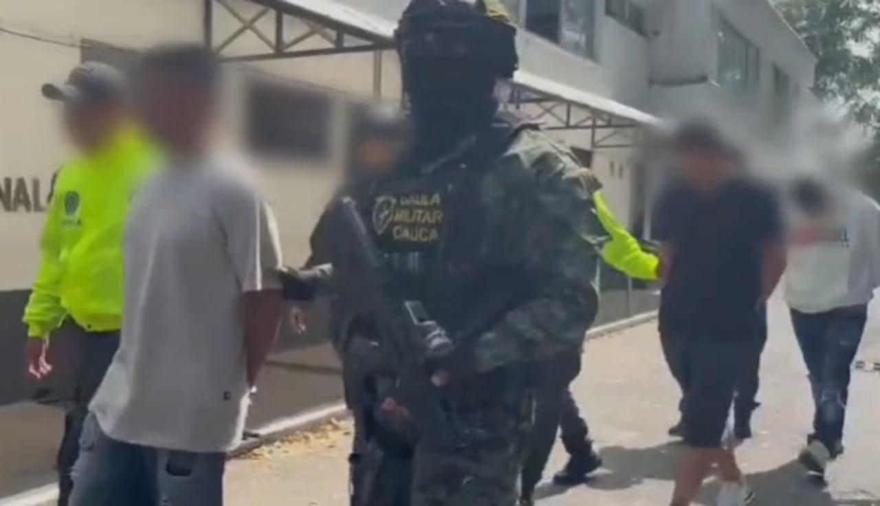 El presunto cabecilla del Grupo Delincuencial Común Organizado es escoltado por miembros del CTI y la Policía Metropolitana tras su captura; este individuo, quien suma 11 antecedentes policiales, dirigía las operaciones de hurto agravado en la zona urbana y rural de Popayán.