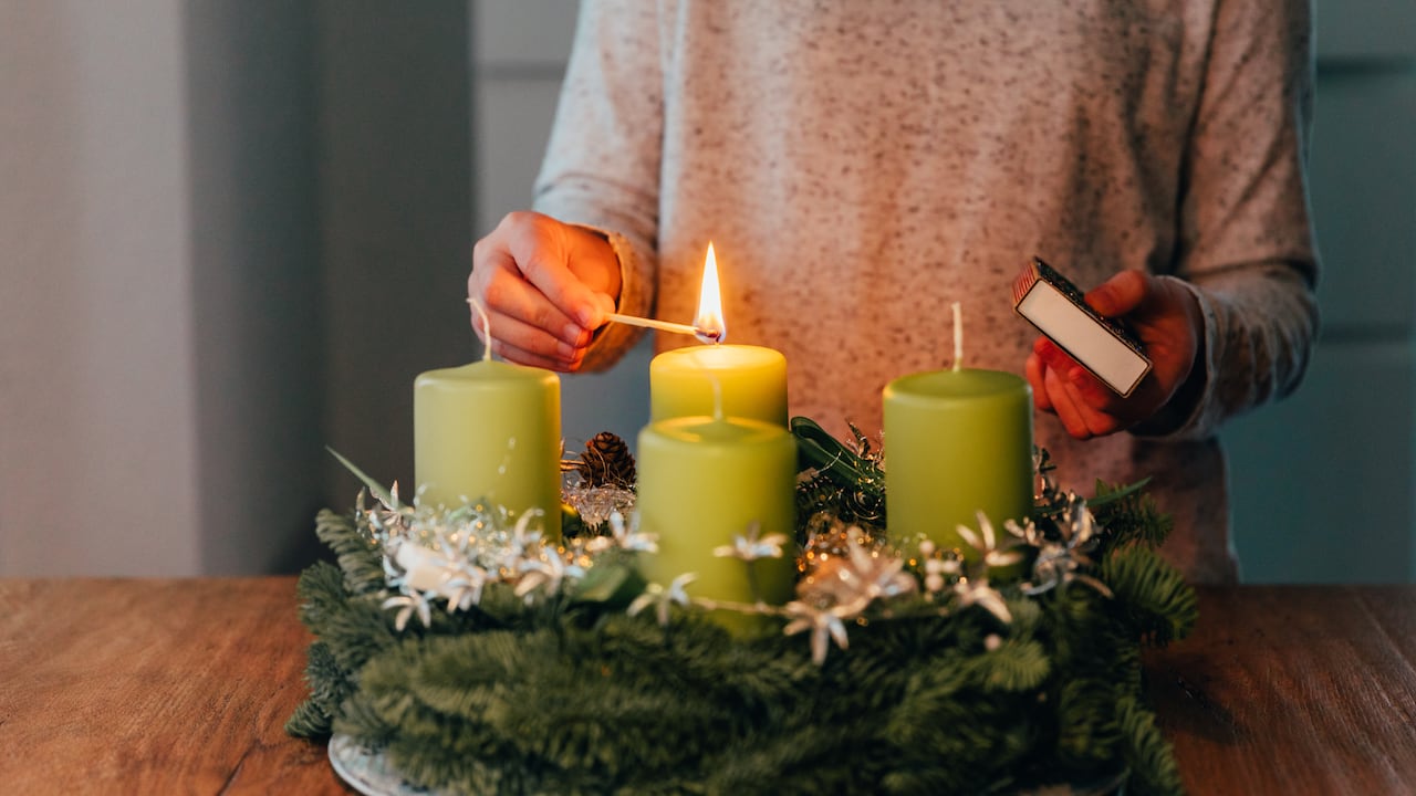 La corona de Adviento es una parte fundamental dentro de esta creencia.
