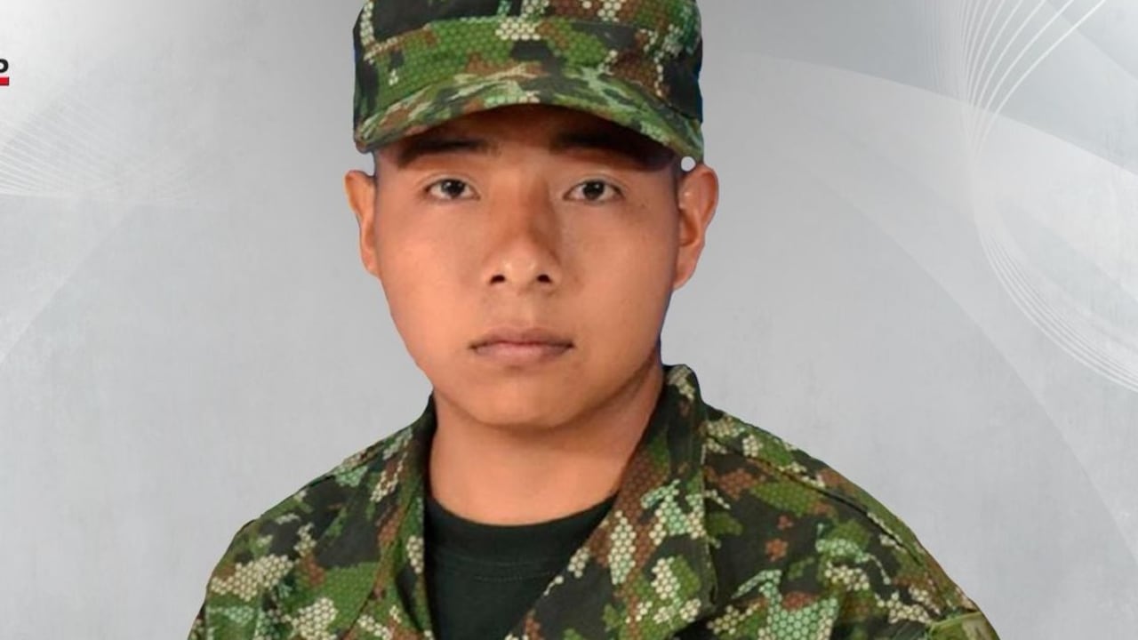 Sergio Arley Ulcué Campo, de 24 años, fue el soldado asesinado durante el ataque registrado el 3 de septiembre en inmediaciones de La Salvajina. De acuerdo con el reporte entregado por el Ejército, el uniformado recibió un impacto de arma de fuego durante la acción atribuida a las disidencias de la estructura Jaime Martínez.