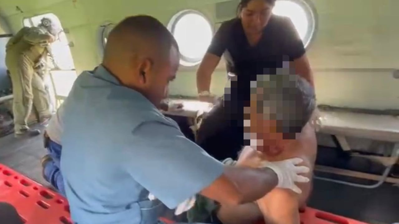 Tres personas resultaron heridas tras la activación de una mina antipersona en el corregimiento de Los Uvos, zona rural de La Vega, reportaron campesinos de esa población del Macizo Colombiano.