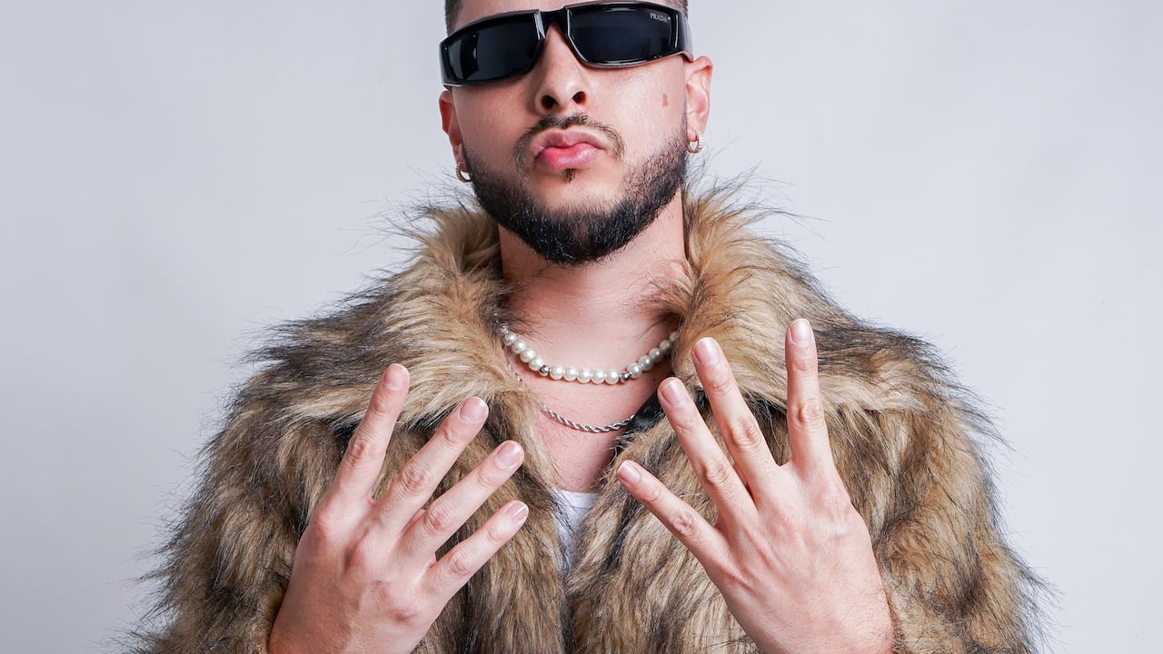 Alero, DJ, productor, compositor y fundador de Duro Records y NOSKI Studio. Originario de Cali, Colombia.