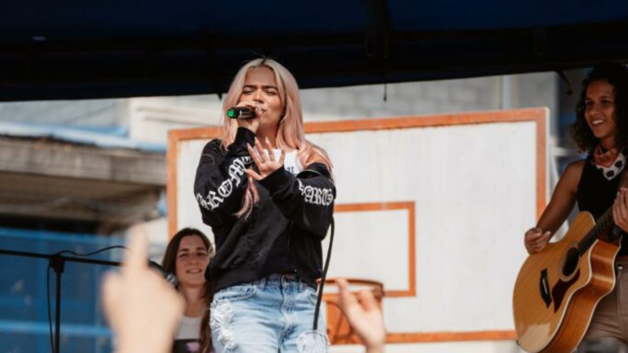 Karol G realizó un concierto en la cárcel de Ibagué y se robó todos los halagos de sus seguidores.