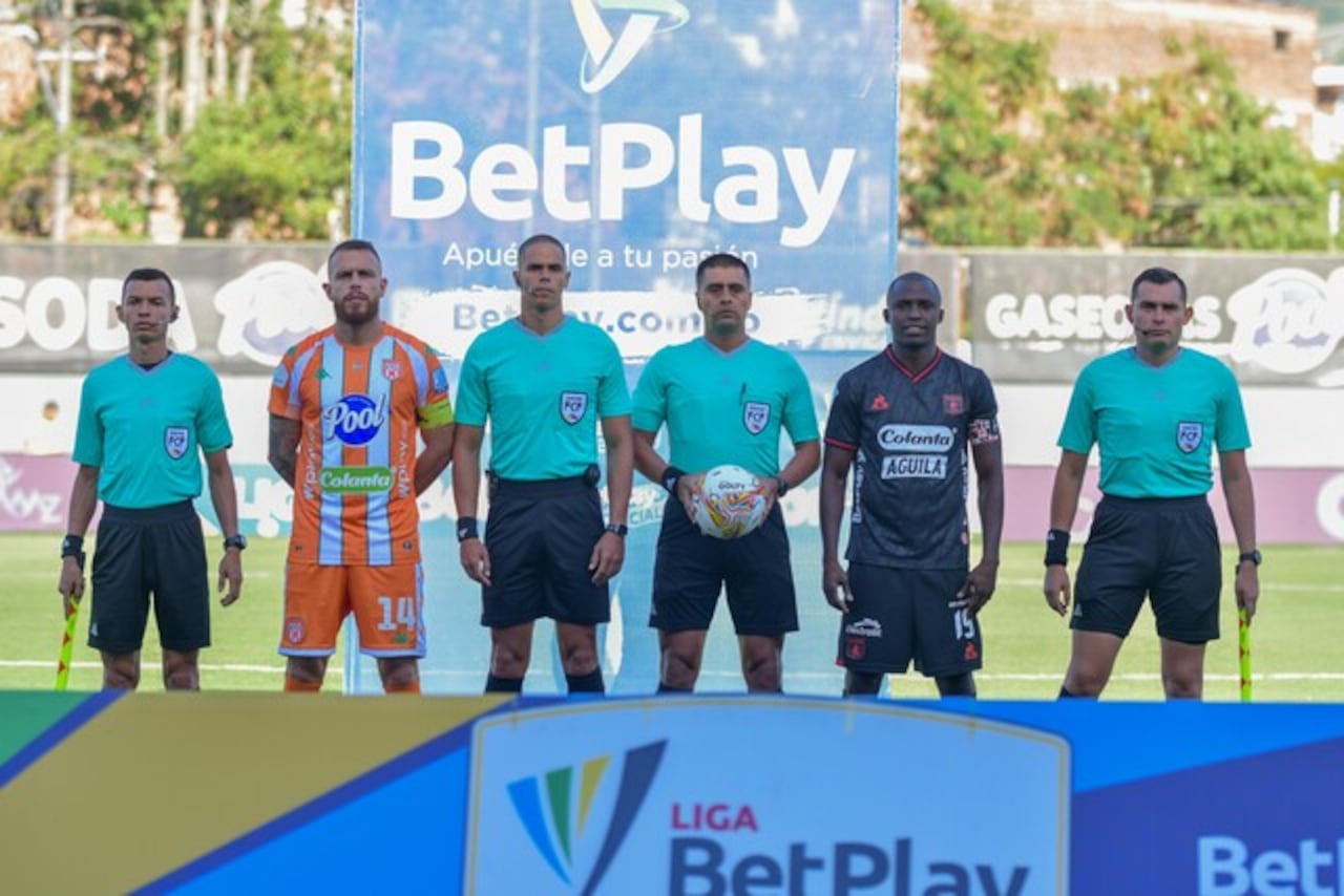 Árbitros y capitanes en los actos de protocolo del partido entre Envigado y América.