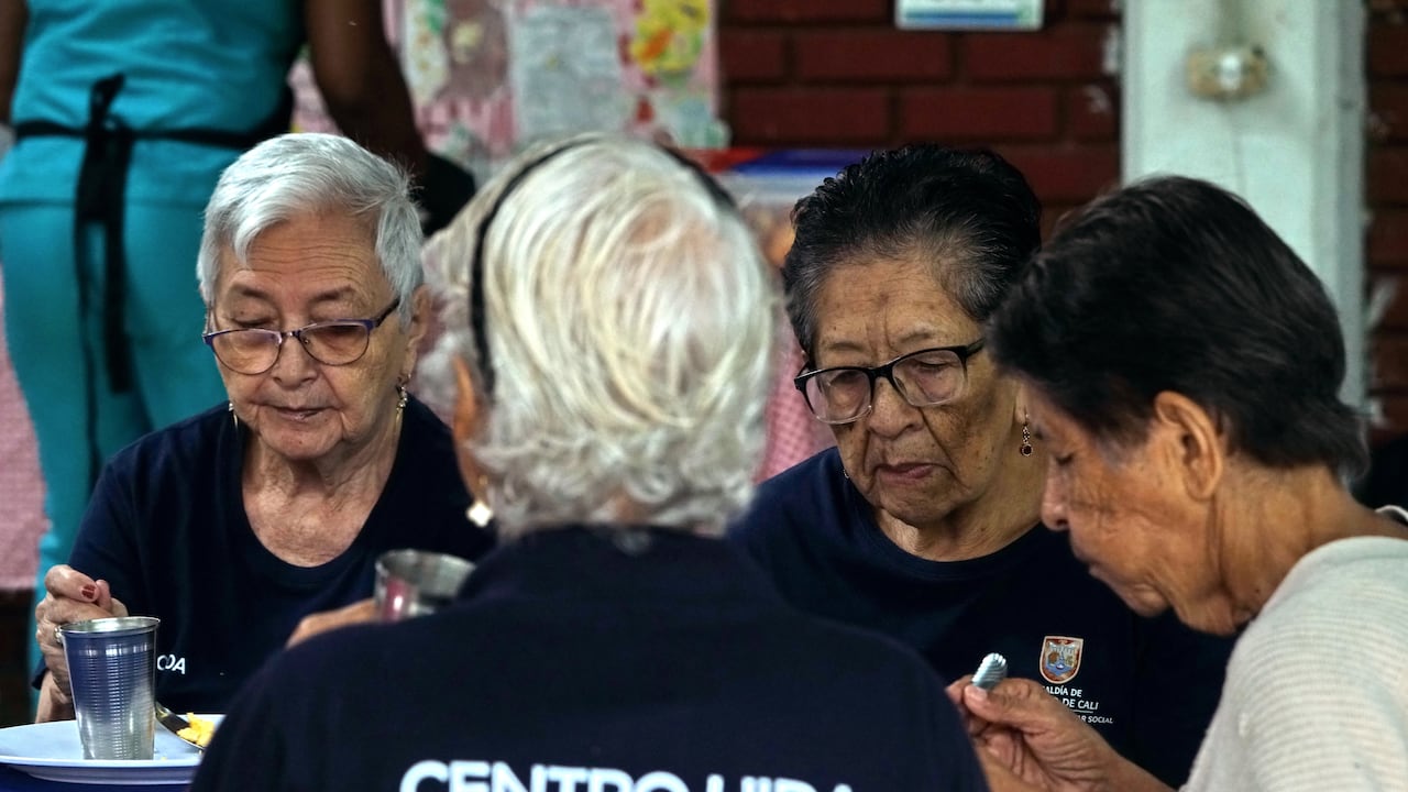 Centro Vida es un programa para el bienestar del adulto mayor, que impacta de manera positiva en sus vidas, mejorando a nivel físico, mental, emocional y espiritual, posible a través de los programas creados por la Alcaldía de Santiago de Cali y la Secretaría de Bienestar Social, operado por la E.S.E. San Miguel. Foto Jorge Orozco