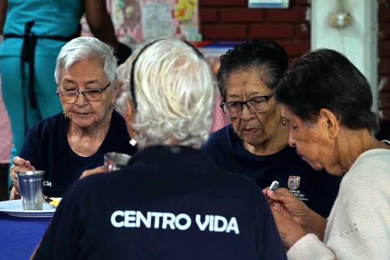 Centro Vida es un programa para el bienestar del adulto mayor, que impacta de manera positiva en sus vidas, mejorando a nivel físico, mental, emocional y espiritual, posible a través de los programas creados por la Alcaldía de Santiago de Cali y la Secretaría de Bienestar Social, operado por la E.S.E. San Miguel. Foto Jorge Orozco