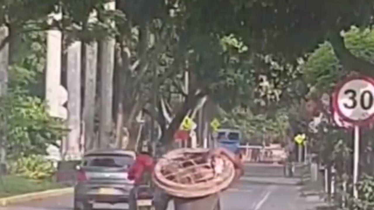 En un vídeo se puede observar como un habitante de calle recorre distintas zonas del sur de Cali con una tapa del alcantarillado.