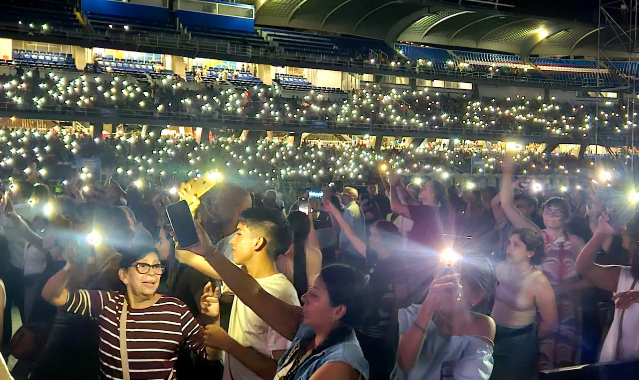 Asistentes despiden a la banda bogotana Los Petitfellas, en el concierto 'Paz con la naturaleza: un canto por la vida'