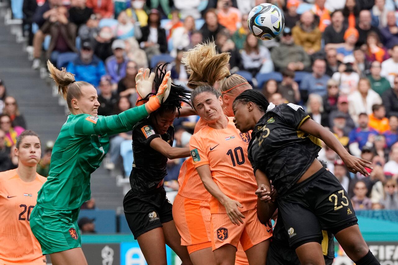 Las neerlandesas vencieron con un contundente 2 - 0  a Sudáfrica.