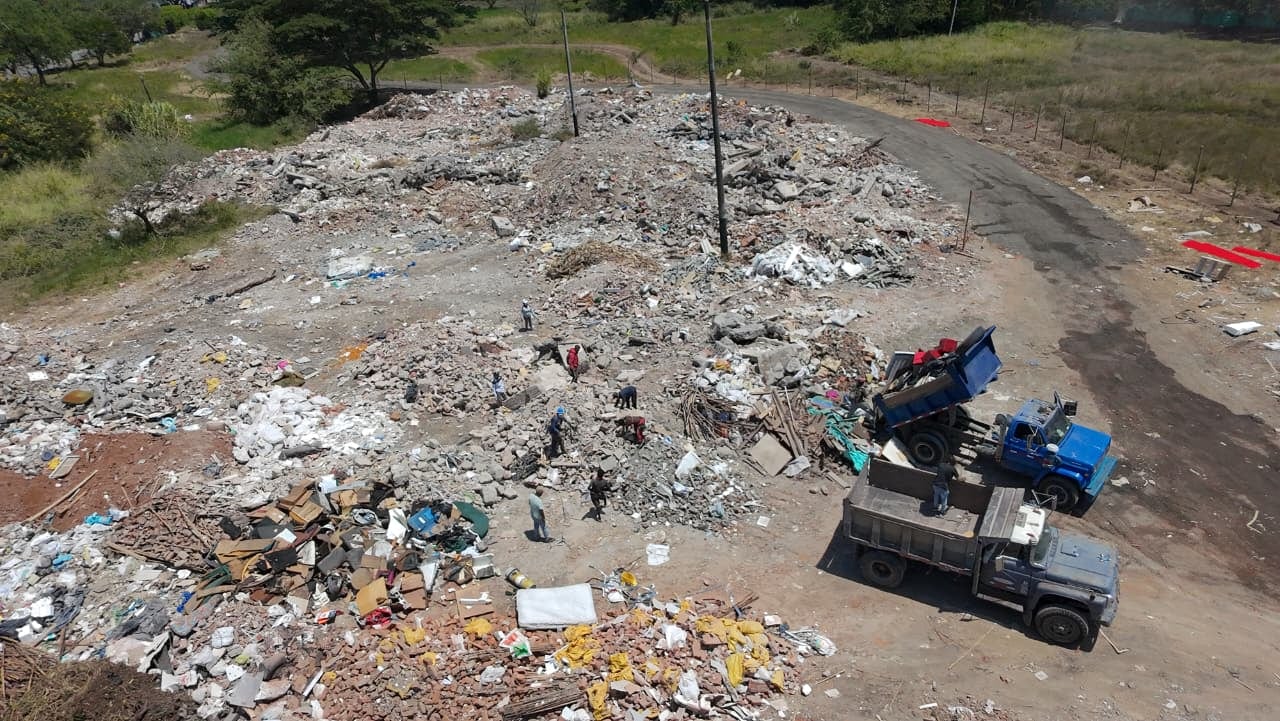 Volquetas de la Alcaldía o privadas hacen la remoción de escombros.