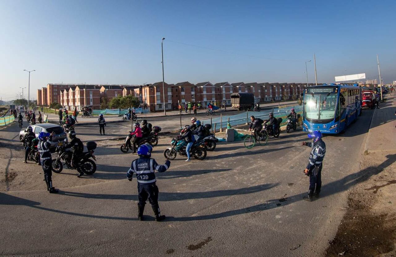 Mientras entran en servicio los semáforos, durante las 24 horas se contará con 6 auxiliares de tránsito.