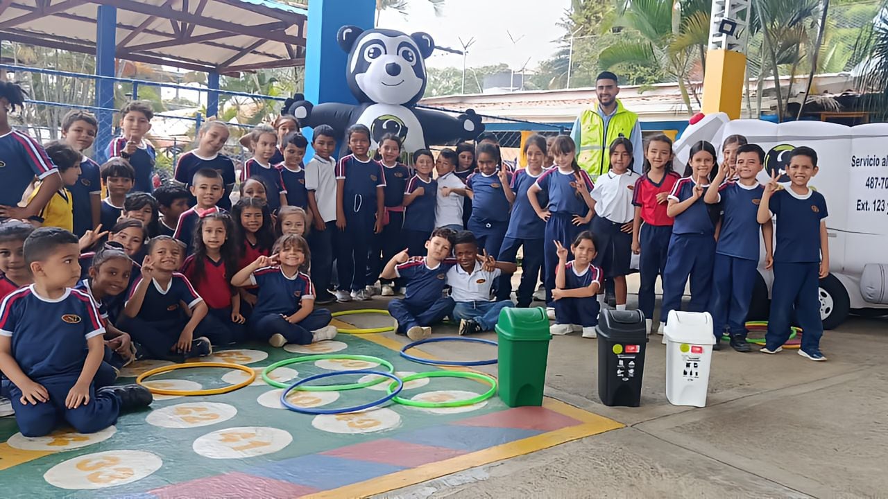 Jornada ambiental en institución educativa de Cali, donde estudiantes participan en actividades pedagógicas sobre separación de residuos y cuidado del entorno.