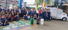 Jornada ambiental en institución educativa de Cali, donde estudiantes participan en actividades pedagógicas sobre separación de residuos y cuidado del entorno.