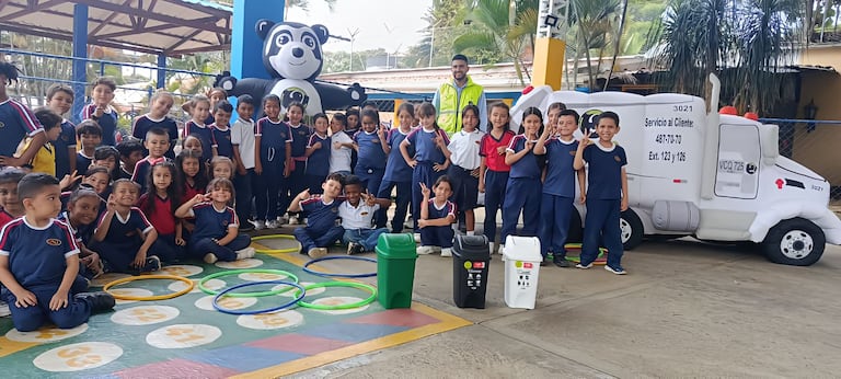 Jornada ambiental en institución educativa de Cali, donde estudiantes participan en actividades pedagógicas sobre separación de residuos y cuidado del entorno.