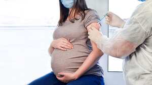 Vacunación para embarazadas. Mujer embarazada en mascarilla vacunarse en la clínica. Doctor dando paciente de inyección de vacuna contra el virus Corona. Protección contra la influenza Covid-19. Enfoque selectivo. Jeringa de cerca. Banner 3: 1