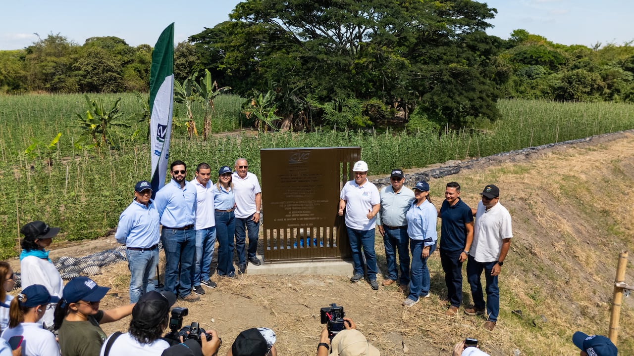 El director general de la CVC, Marco Antonio Suárez Gutiérrez, y el alcalde de Florida, Dimas Antonio Martínez Toro, junto a representantes de la comunidad, develan la placa conmemorativa de la entrega del dique marginal sobre el río Frayle.