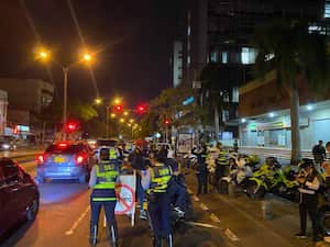 Las multas por incumplir con el pico y placa en Cali pueden ir desde los 25 hasta los 32 salarios mínimos diarios legales vigentes.