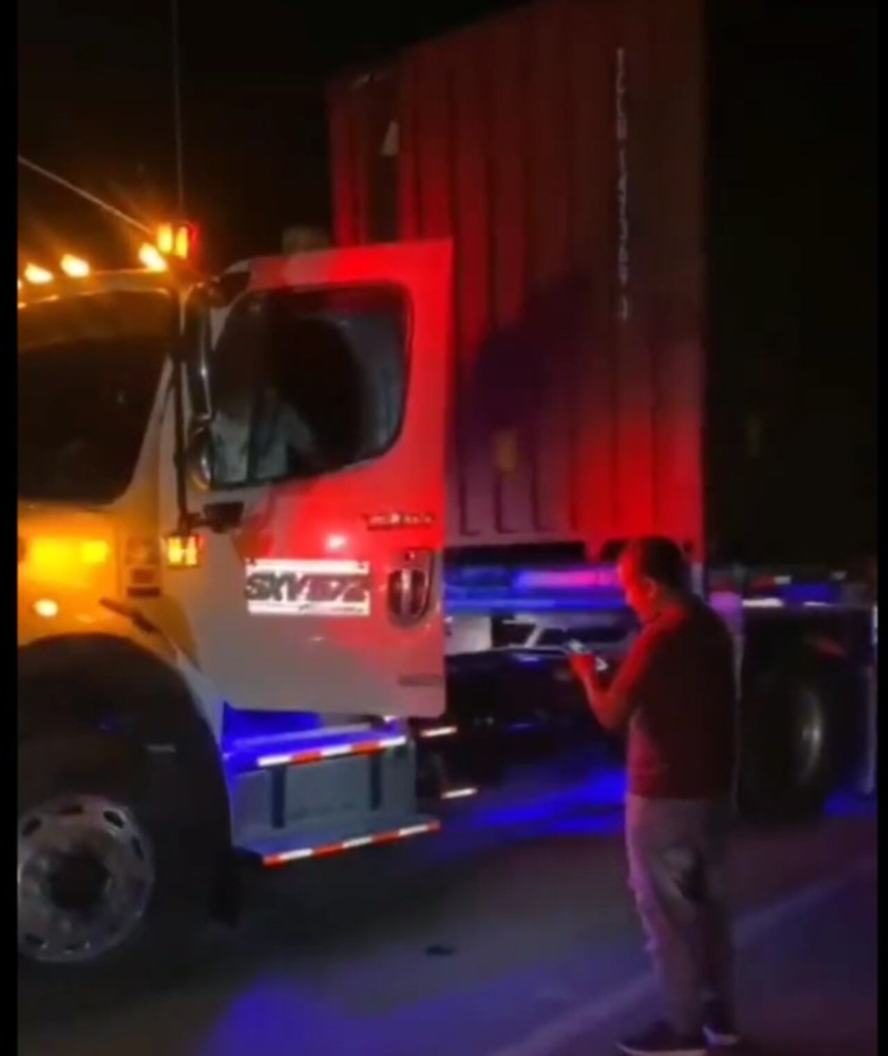 En redes sociales se viralizó un video de un joven conductor que estaba presuntamente "poseído".