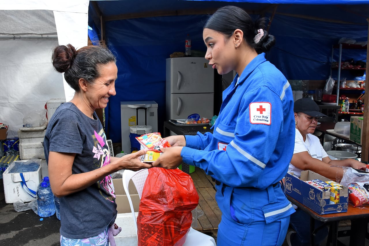 Ayuda Psicosocial de voluntarios de la Cruz Roja y la fundación Dra Florecita a damnificados de Altos de Santa Elena.
