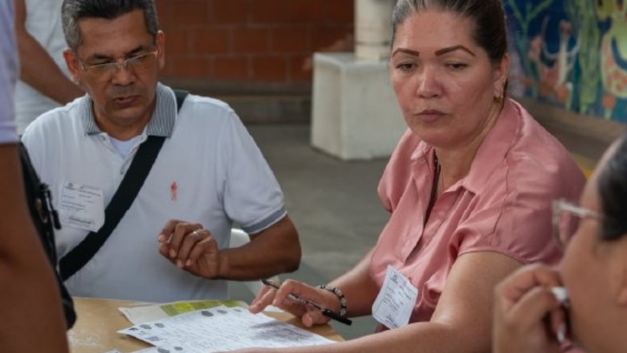 La Registraduría Nacional habilita la plataforma de verificación para los más de 124.000 ciudadanos seleccionados en la capital y el resto del país.