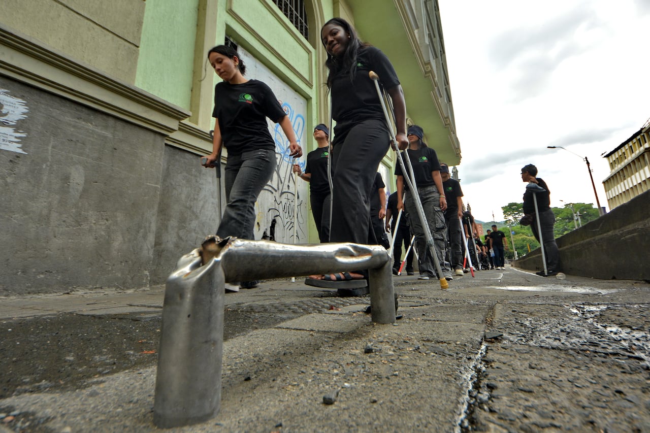 Este miércoles el Centro de Cali fue escenario de 'Inercia Zero, sin obstáculos', una intervención urbana que busca evidenciar las barreras de movilidad en la ciudad. Estudiantes de Arquitectura de la Universidad San Buenaventura recorrerán el Centro representando distintas condiciones de movilidad reducida, en una acción simbólica que invita a reflexionar sobre el derecho a una ciudad accesible.