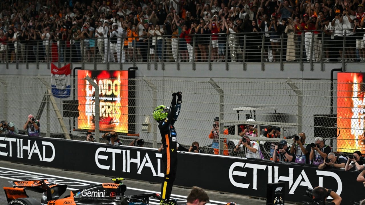 El piloto británico Lando Norris, campeón del mundo y tercer clasificado de McLaren, celebra al final del Gran Premio de Fórmula Uno de Abu Dhabi.