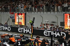El piloto británico Lando Norris, campeón del mundo y tercer clasificado de McLaren, celebra al final del Gran Premio de Fórmula Uno de Abu Dhabi.