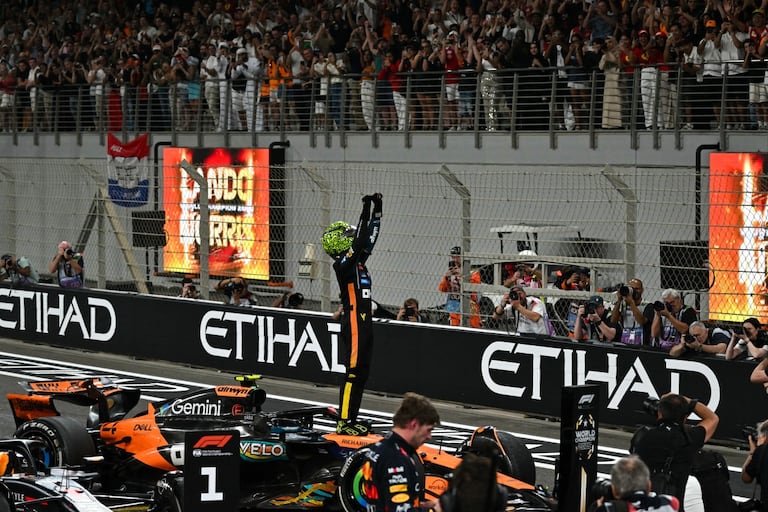 El piloto británico Lando Norris, campeón del mundo y tercer clasificado de McLaren, celebra al final del Gran Premio de Fórmula Uno de Abu Dhabi.