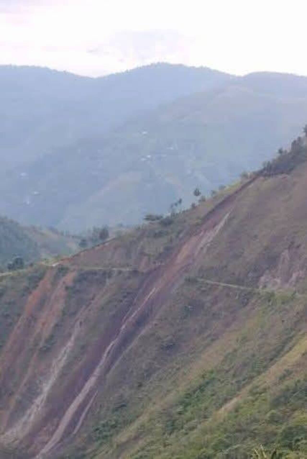 Más de 850 comuneros de esta zona del oriente del Cauca están atrapados tras los derrumbes en la vía que comunica el Resguardo de Avirama con el área urbana de Paéz-Belalcázar, informan los mismos pobladores de la zona.