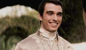 La interpretación impecable del Rey Jorge III en "Queen Charlotte" ha llevado a la audiencia a preguntarse quién es el talentoso actor responsable de dar vida a este personaje histórico.