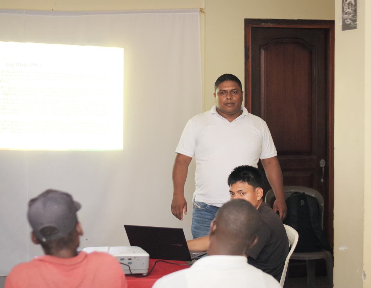 Hay que recordar que la Ley 70 de 1993 es clave para las regiones porque reconoce los derechos colectivos de las comunidades afrocolombianas, raizales y palenqueras, especialmente el derecho a la propiedad colectiva de tierras en las zonas rurales ribereñas del Pacífico, según sus prácticas tradicionales.