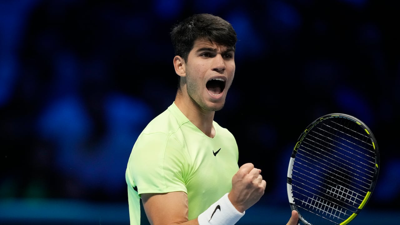 El español Carlos Alcaraz reacciona durante el encuentro ante el ruso Andrey Rublev en las Finales de la ATP el miércoles 15 de noviembre del 2023. (AP Foto/Antonio Calanni)