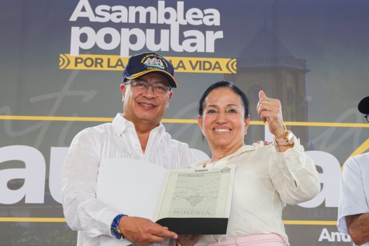 El presidente Gustavo Petro entregando titulos mineros en Caucasia, Antioquia (Cortesía: Presidencia)