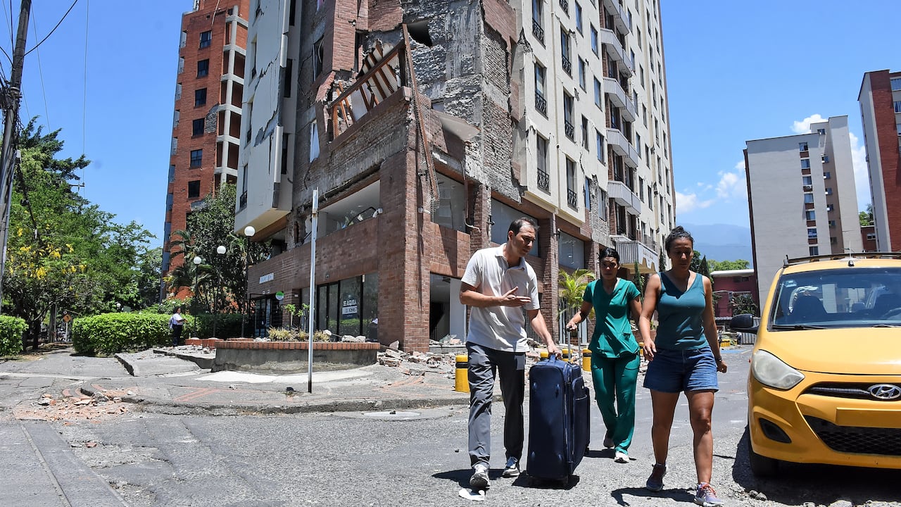 Terremoto en Cali, Colapso de infraestructura en diferentes lugares de la ciudad. Clínica de Colores, DESA, Galería Alameda, Edificaciones sobre la avenida roosvelt y al frente del coliseo de Hockey Miguel Calero.