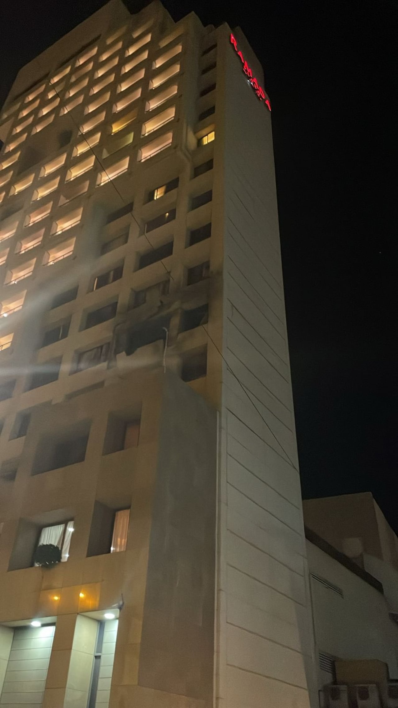 Así quedó parte del hotel del centro de Beirut tras los ataques de este 8 de marzo.